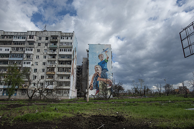 Žádný silvestrovský ohňostroj, ale ohnivé peklo v Bachmutu, ukazují videa