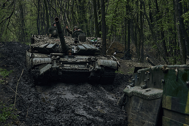Ukrajina postupuje u Bachmutu. Luhansk mohly trefit „stínové“ střely