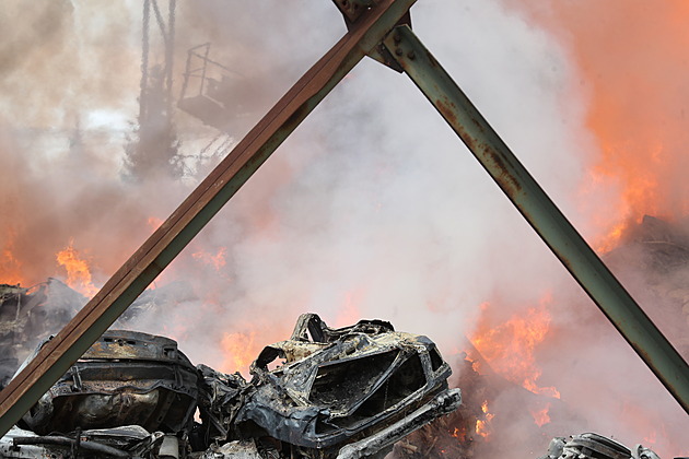 U Kladna hoří hromady vraků, hasiči už požár dostali pod kontrolu