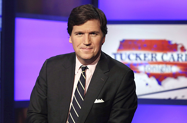 Stanici Fox News opouští moderátor Tucker Carlson, o důvodech kanál mlčí