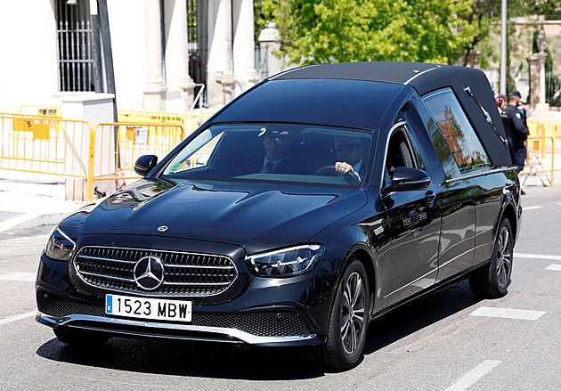 Španělé exhumovali lídra fašistů, jeho příznivci v Madridu hajlovali