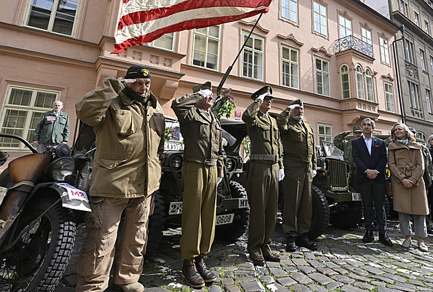Americké vlajky, historické mašiny. Konvoj svobody projel Prahou, míří na západ