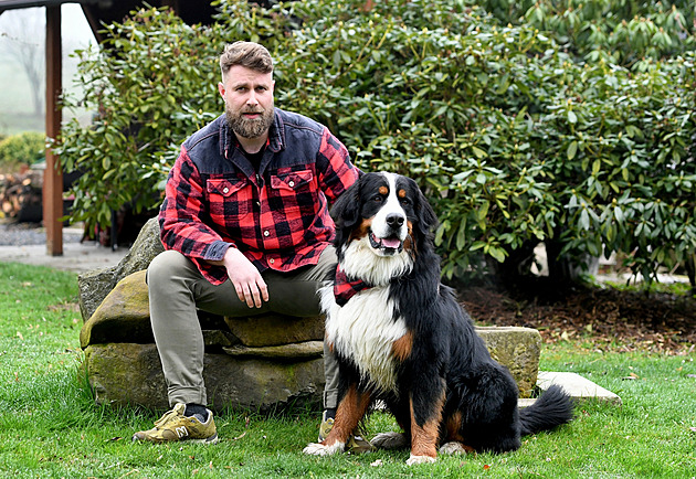 Ničilo ho vlastní já a pití. Teď šije flanelové košile, které chce prezident