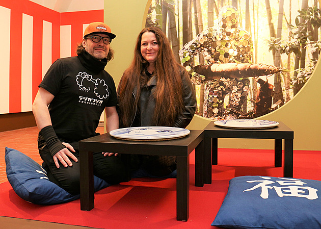 Japonce seznamovali se sklem. Nebojí se vydat těžší cestou, říkají manželé