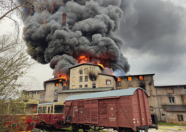 V Kadani hoří střecha továrny. Jeden člověk se nadýchal kouře, nejezdí vlaky
