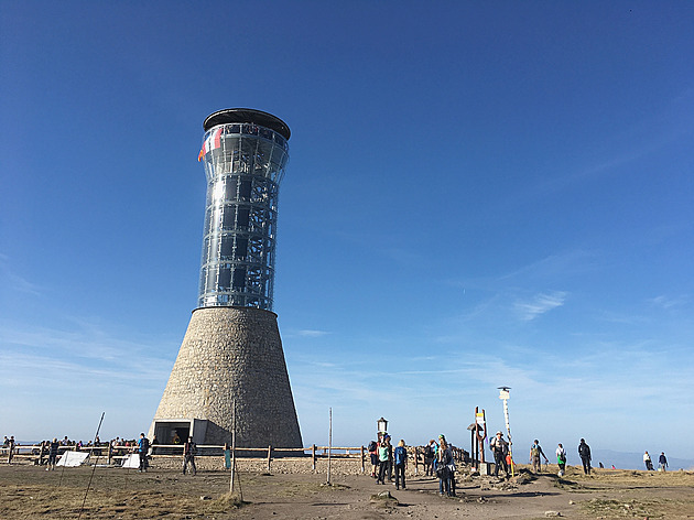 Turistů je příliš. Rozhledna na Králickém Sněžníku škodí přírodě, míní ekologové