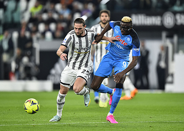 Neapol se po triumfu na Juventusu dotýká titulu, uspěly i kluby z Milána
