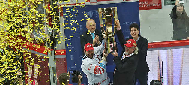 KVÍZ: Rekordy, třinecká jízda a díry v ledu. Co víte o minulé extraligové sezoně?