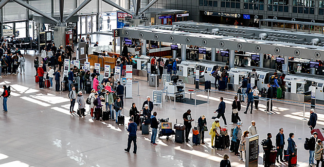 Na letiště v Hamburku vnikl ozbrojený muž, letiště je uzavřeno