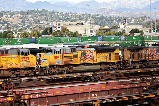 Ostře sledované vlaky. Kalifornie zavádí přelomové emisní opatření
