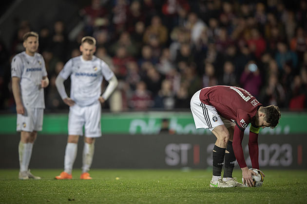 Sparta pod palbou. Spekulacím nahrává nejednotný metr a Křetínského přešlap