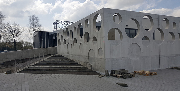 Krytý bazén v Karviné se kompletn� prom��uje, Náklady na v�echny opravy...