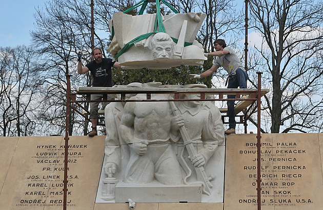 Sochař Martin Chmelař (vpravo) kompletuje památník na hřbitově v Orlové. (28....