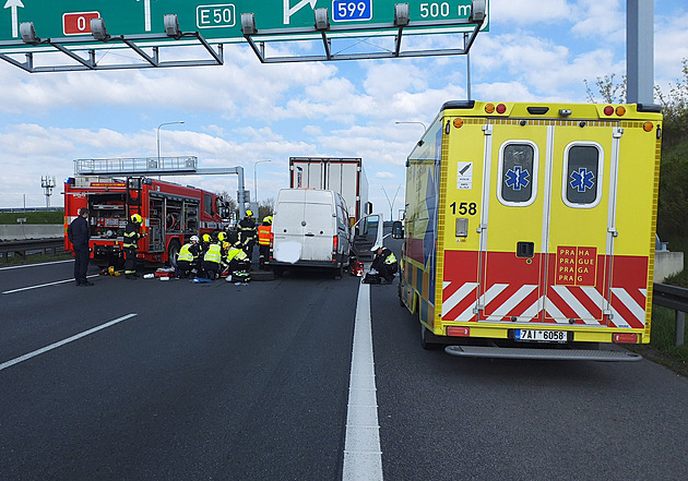Na Pražském okruhu havarovaly dodávka a náklaďák, směr na Ruzyni je uzavřený