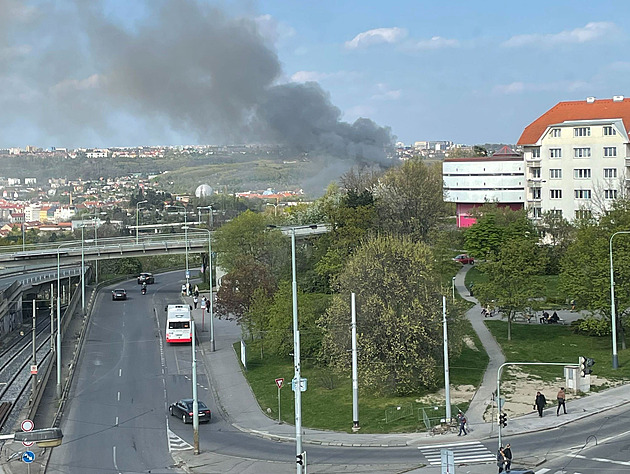 Pražany vylekal dým nad městem, hořelo pod Žižkovem i na Kavčích horách