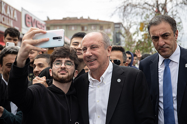 Erdogan první kolo voleb prohraje, tvrdí průzkum. Ubyl mu jeden soupeř