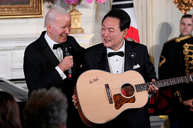 Jihokorejský prezident ohromil Bidena. Zazpíval hit American Pie