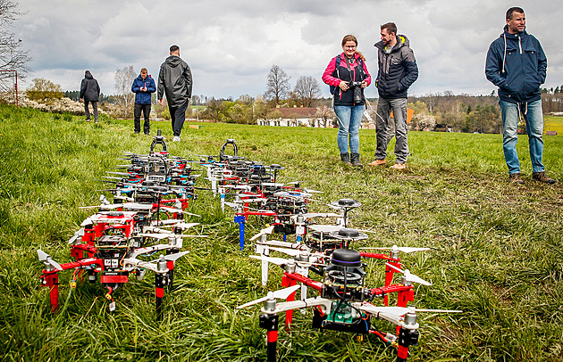 Testují drony, aby mohly pomáhat hledat kůrovcem napadené stromy v lese