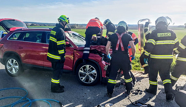 Řidič nedal přednost motorkáři, ten přistál na kapotě a těžce se zranil