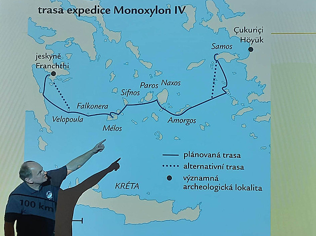 Kvůli rychlosti rozvinete i kapesník, líčí šéf expedice v pravěkém člunu