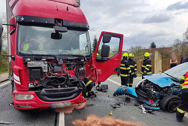 Řidička předjížděla kolonu přes plnou čáru a čelně se srazila s kamionem