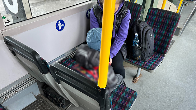 Čtyřletý chlapec nastoupil učitelce za zády do autobusu, dojel na konečnou