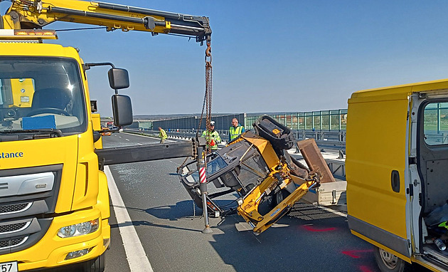 Bagr spadl uprostřed dálnice z vleku za dodávkou, D35 dvě hodiny stála