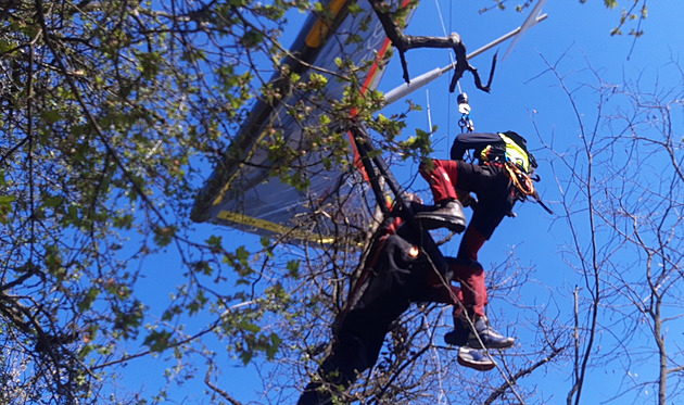 Muž zůstal viset s rogalem na stromě pět metrů nad zemí, je v nemocnici