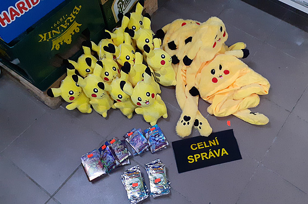 Celníci zajistili padělky hraček, někdy z nich vyčnívají i kusy drátů