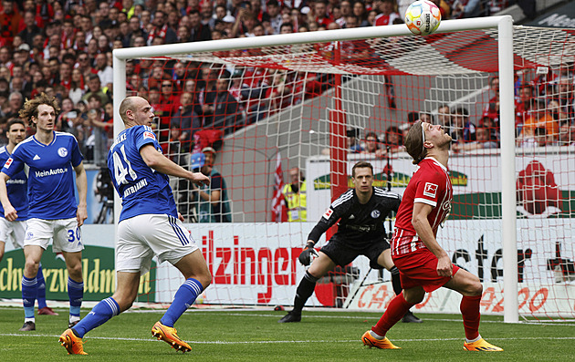 ONLINE: Hložek hraje proti Lipsku, Král byl u debaklu Schalke ve Freiburgu