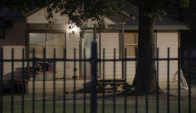 Texaské policii se nedaří dopadnout muže, který má stát za zabitím pěti sousedů