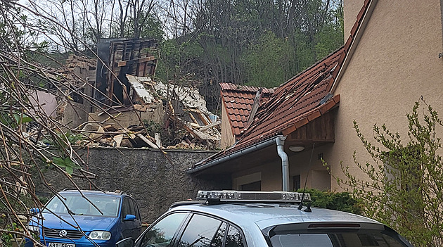 Po výbuchu domu dokonal tragédii požár, zjistili hasiči v Suchohrdlech
