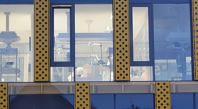 Pacienti jako ve výloze. Slyšíme je, jak sténají, říkají sousedé nemocnice