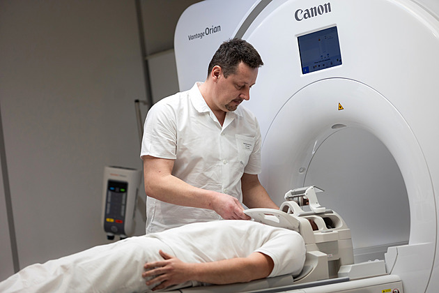 Zvýšení přesčasů zdravotníků? Řešením jsou peníze