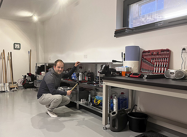 Garáž má větší než obývák a je v ní stejně čisto