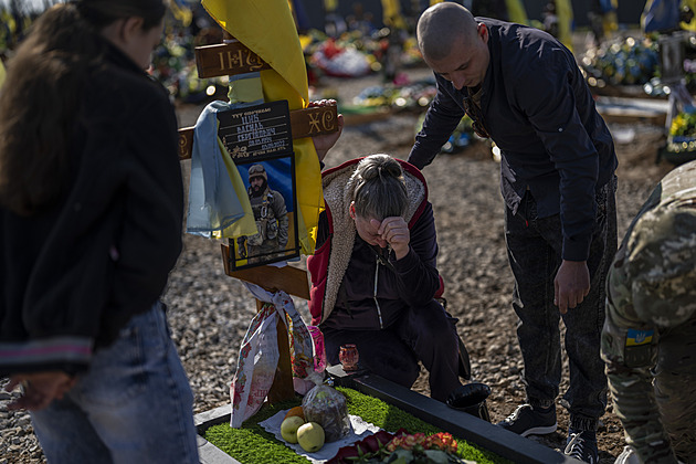 Nekonečné dny ukrajinských hrobníků. Slzy a nářek se pro ně staly rutinou