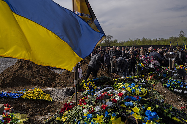 Nekonečné dny ukrajinských hrobníků. Slzy a nářek se pro ně staly rutinou