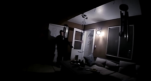 VIDEO: Policisté byli ve špatném domě. I tak majitele zastřelili ve dveřích