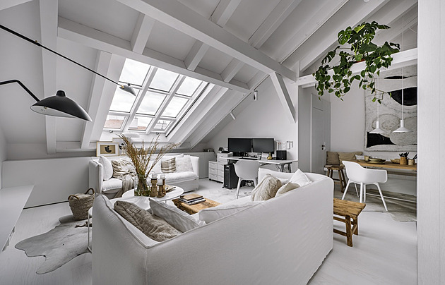 Podkrovní byt „nafouklo“ vše bílé, výmalba, trámy, podlaha i nábytek