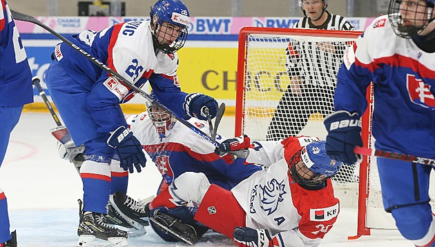 Hokejová osmnáctka vstoupila do MS porážkou se Slovenskem po nájezdech