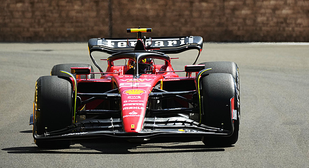 Bitva zbytku. Ferrari i Mercedes mění auta: Doteď se řídilo strašně, tvrdí Sainz