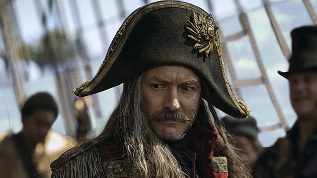 TELEVIZIONÁŘ: Do Země Nezemě vtrhne Jude Law coby vůdce pirátů