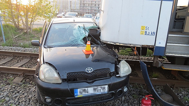 VIDEO: Řidička vjela před vlak, jeho nárazník jí skončil kousek od hlavy