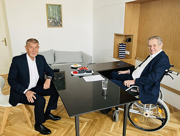 Babiš navštívil Zemana v jeho nové kanceláři, dočkal se kritiky za kampaň
