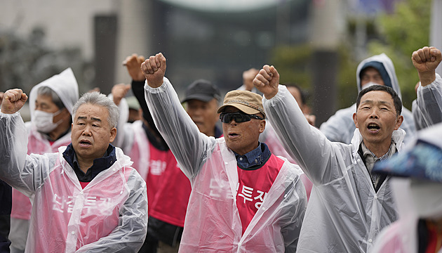 Farmáři demonstrují v Soulu za psí maso. Dokud nevymřou konzumenti, žádají