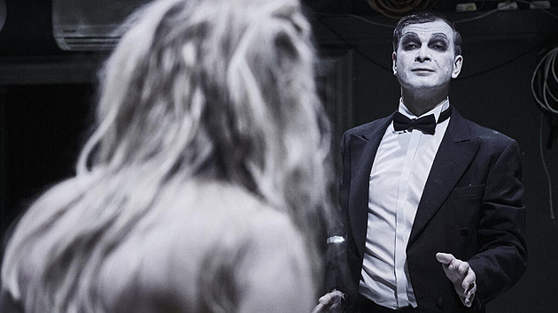 Obezřetného politika jako Pospíšil by jeden pohledal. Divadlo v Dlouhé ale může zbytečné váhání zničit