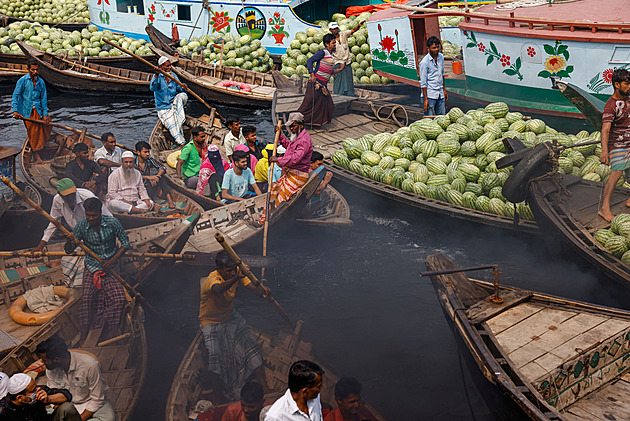 OBRAZEM: Je černá a smrdí. Řeku v Bangladéši zničily splašky a odpad z továren