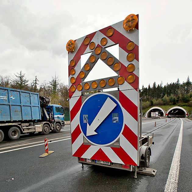 Zase kolony. Do konce léta čeká řidiče na dálnicích 23 velkých uzavírek, experti kritizují pomalé tempo oprav