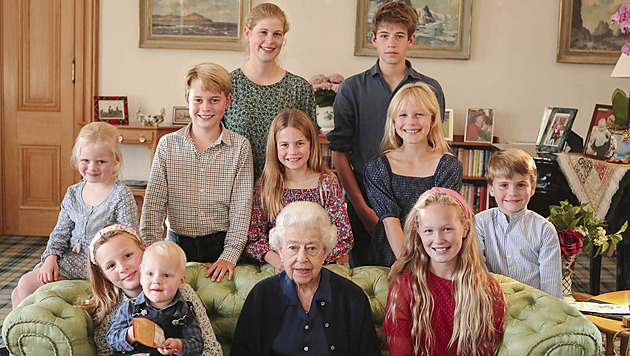 Princezna Kate připomněla nedožité narozeniny Alžběty II. fotkou s pravnoučaty