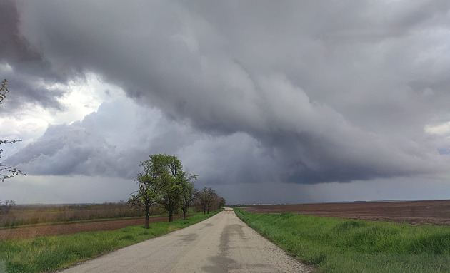 Meteorologové prověřují hlášení o tornádech, na Svitavsku řádila supercela